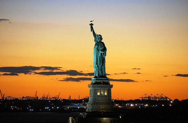 Visit The Statue of Liberty & 3h Manhattan Walking Tour